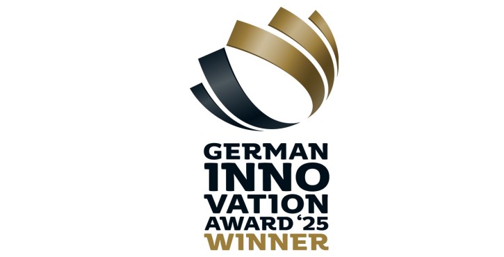 Logo German Innovation Award 2025 Winner com design abstrato dourado e preto.