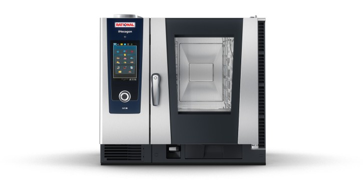 Vista frontal de un RATIONAL iHexagon horno combinado con pantalla digital y gran cámara de cocción.