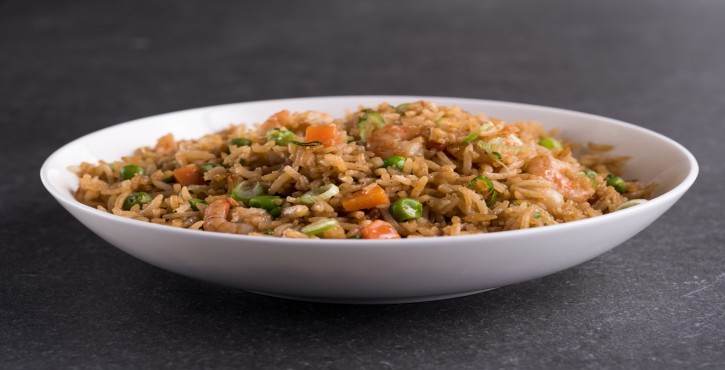  Riz frit sur une assiette.