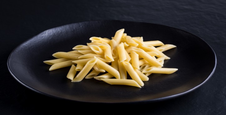 Pâtes sur une assiette.