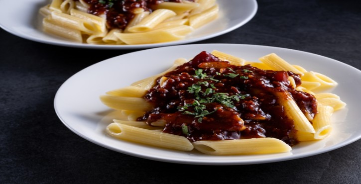 Penne Bolognese sur une assiette.