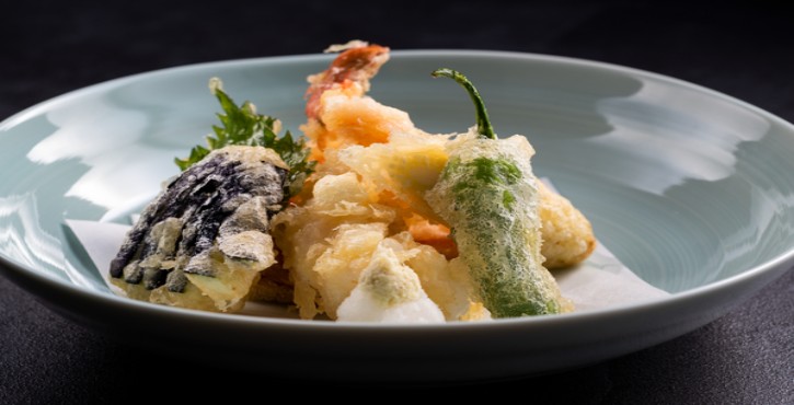 Tempura sur une assiette, servi avec un accompagnement.