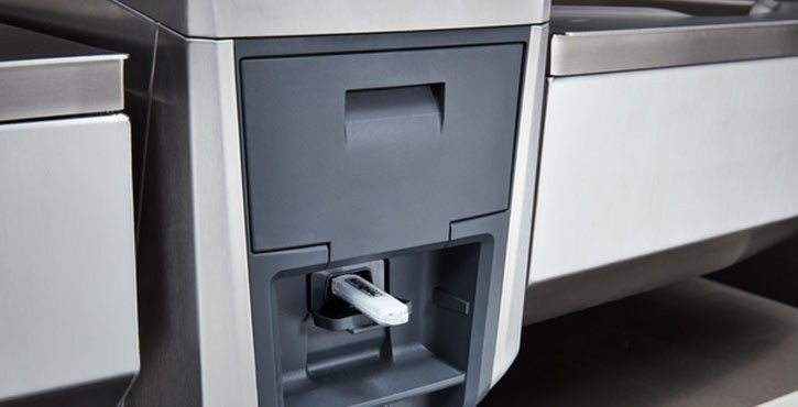 Pen drive conectado à interface do sistema de cocção RATIONAL iVario Pro.