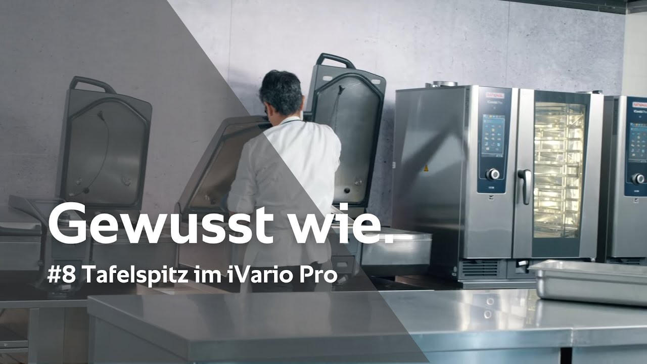 Koch bereitet Tafelspitz im RATIONAL iVario Pro zu, daneben RATIONAL iCombi Pro Kombidämpfer.