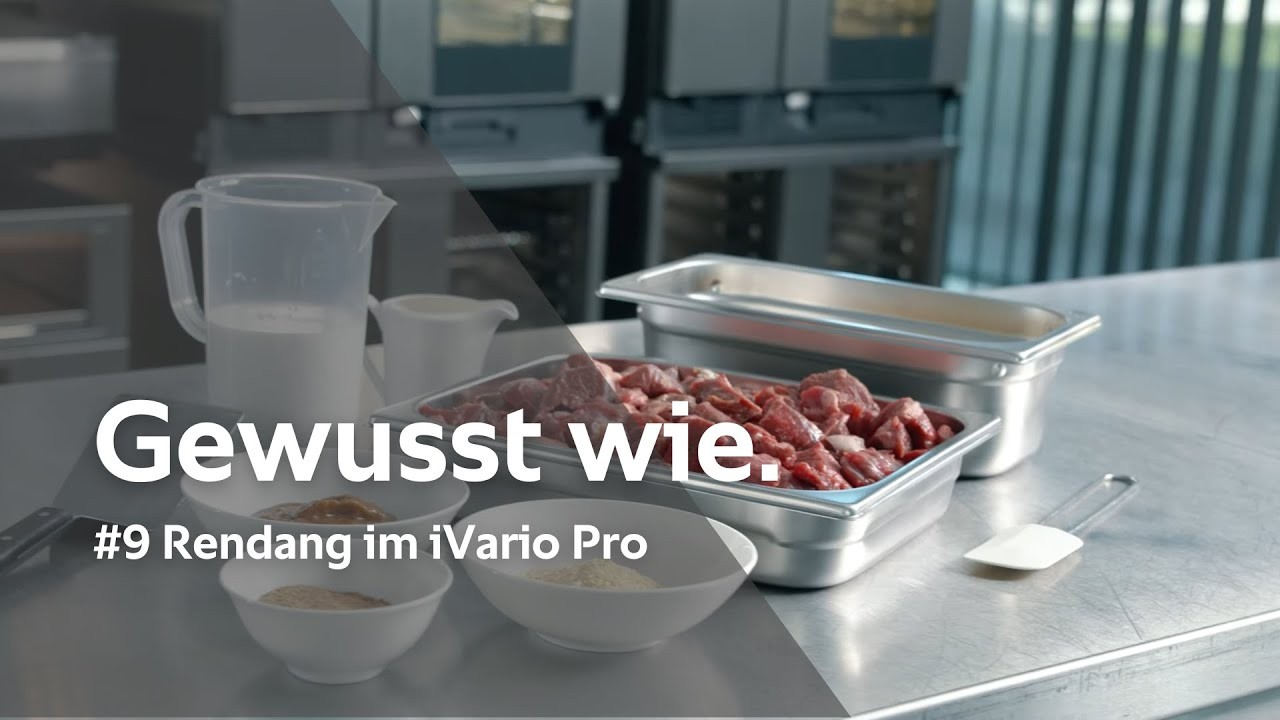 Zutaten für Rendang mit Rindfleisch in Behältern neben RATIONAL iVario Pro in Profiküche.