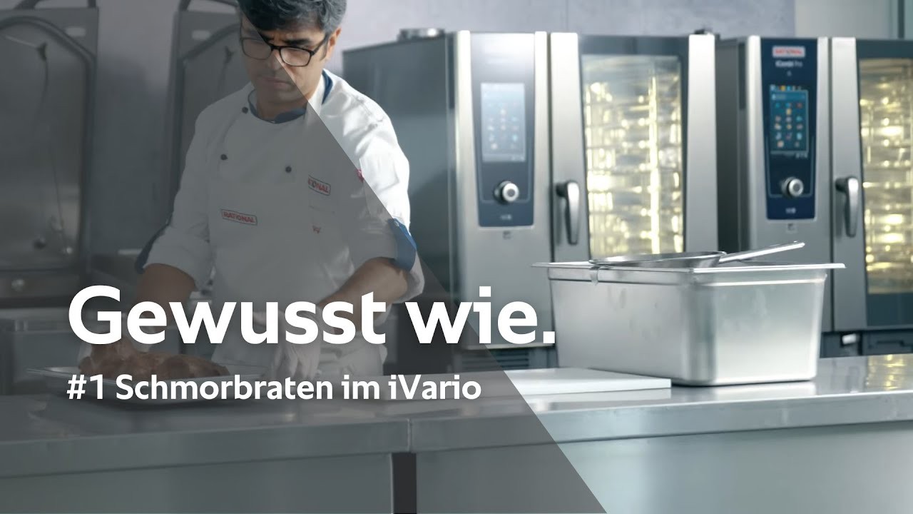 Koch richtet Schmorbraten an vor RATIONAL iVario Pro und RATIONAL iCombi Pro Kombidämpfern.