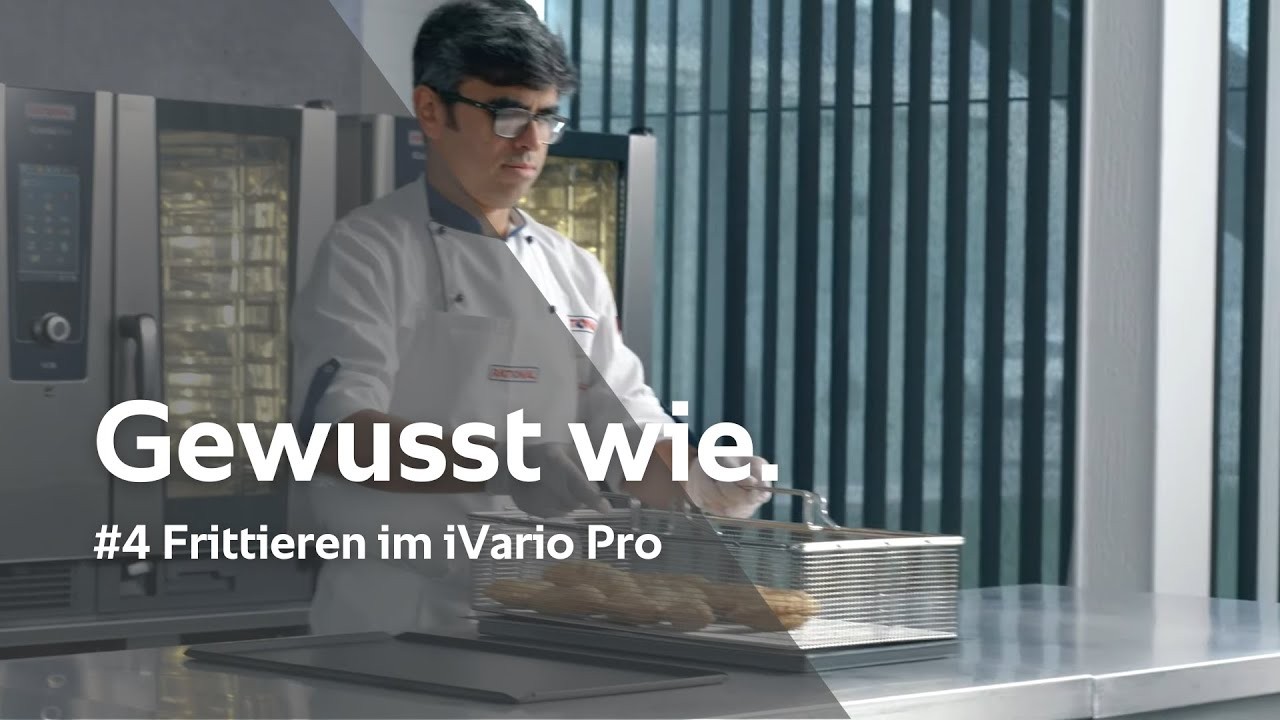 Koch frittiert Speisen im Korb mit RATIONAL iVario Pro in moderner Küche.