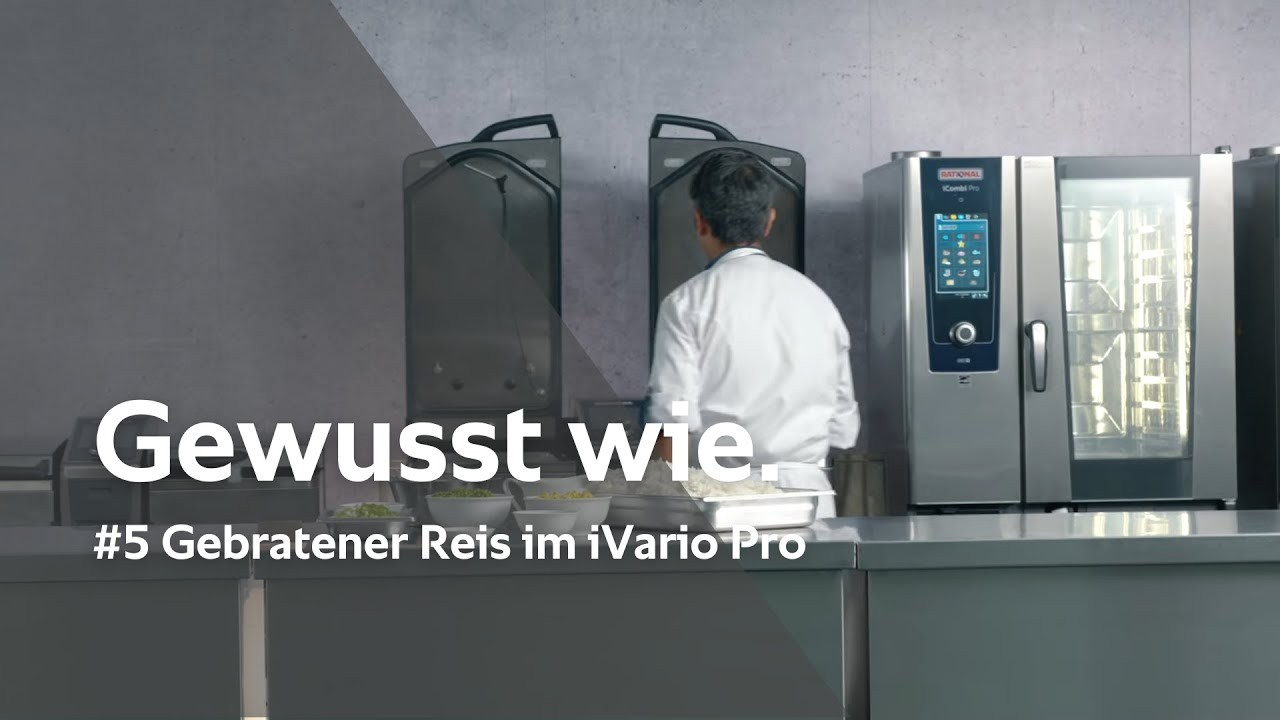 Koch bereitet gebratenen Reis im RATIONAL iVario Pro zu, RATIONAL iCombi Pro Kombidämpfer im Hintergrund.