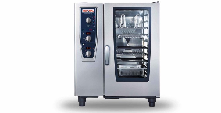 Čelní pohled na RATIONAL CombiMaster Plus Konvektomat s příslušenstvím uvnitř.
