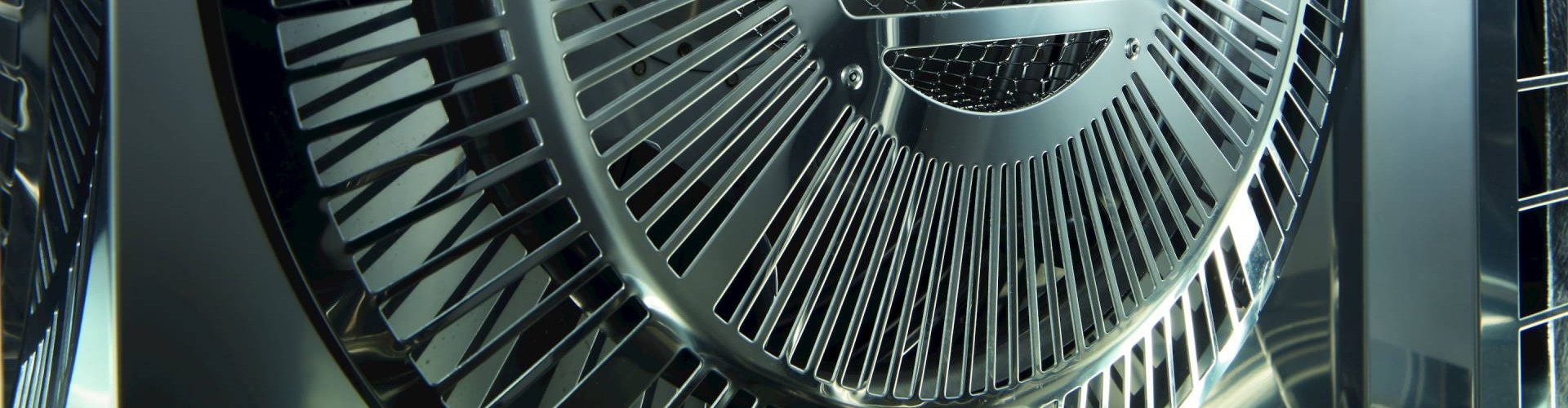 Primer plano del sistema de ventiladores dentro de un horno, que permite la circulación dinámica de aire.