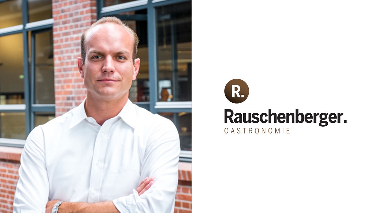 Mann im weißen Hemd neben Rauschenberger Gastronomie Logo in geteilter Grafik.