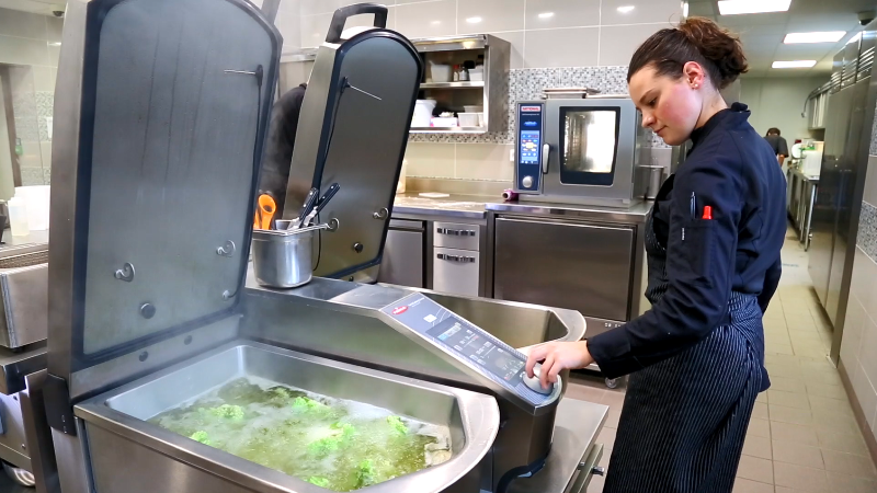 « Les pâtissiers s’en servent également. Le garde-manger, les poissons, les viandes, tout le monde se sert de cet outil. »