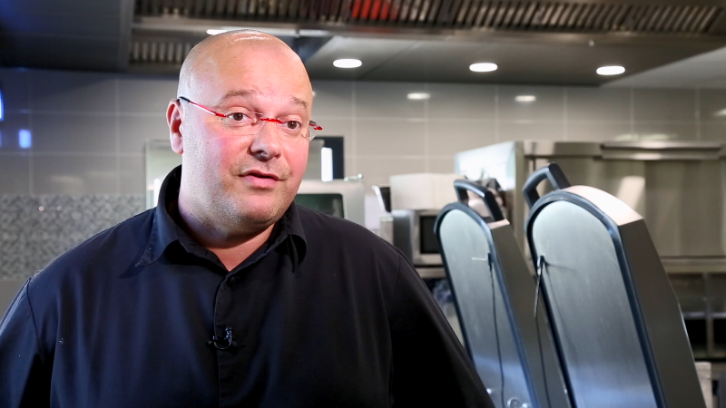 « L’utilisation est très rapide, la chaleur arrive tout de suite. On saisit mieux les aliments. »