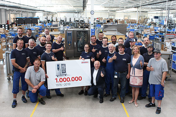 RATIONAL employees celebrating the production of the one-millionth combi-steamer (1976–2019) in the manufacturing hall.