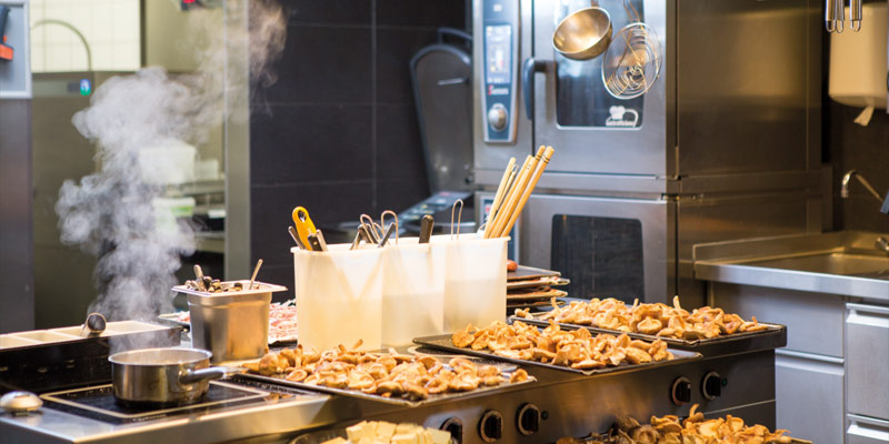Cocina industrial con vapor y panadería junto a un RATIONAL horno combinado.