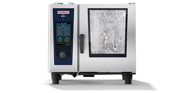 RATIONAL 膳酷 混合蒸锅正在自动清洗，玻璃门被水流覆盖以展示清洁过程。