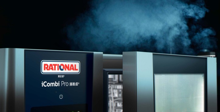 RATIONAL iCombi Pro 混合蒸锅在开门时释放蒸汽，突出设备的强劲蒸汽性能。