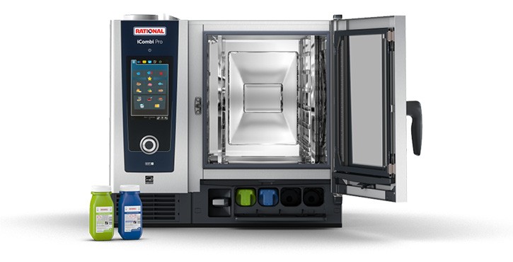 RATIONAL iCombi Pro 混合蒸锅打开展示空置腔体，前方放置清洁剂，突出自动投放清洁功能。